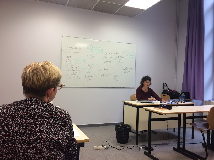 Catherine Le Magueresse donne cours le 16 mars, devant les étudiantes du diplôme « Approche pluridisciplinaire des violences conjugales » à Lille 2.